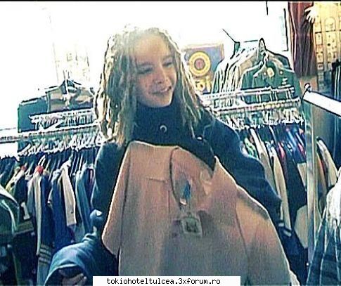 Tom Kaulitz - sau aci..isi cumpara haine baiatu:P:P:P - Tom