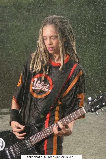 Tom Kaulitz - mhey...de bill spuneti k are ticuri...dar oare la - Tom